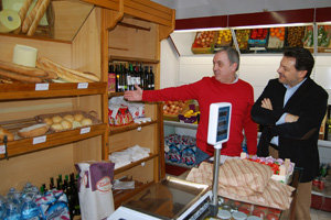 José Antonio Cota le muestra el negocio a Antonio Rodríguez Miranda. José Antonio Cota le muestra el negocio a Antonio Rodríguez Miranda.