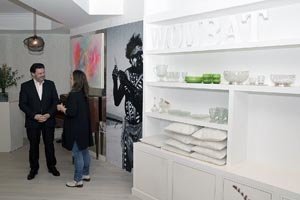 Antonio Rodríguez Miranda conversa con Kathleen McGinley, durante la visita a su tienda de decoración australiana Wombat, en A Coruña. Antonio Rodríguez Miranda conversa con Kathleen McGinley, durante la visita a su tienda de decoración australiana Wombat, en A Coruña.