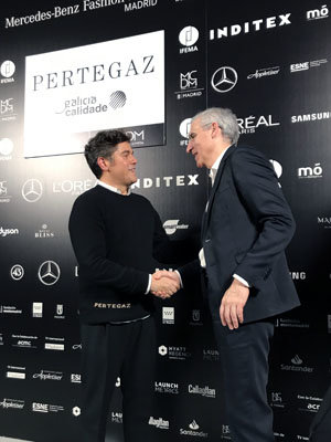 Francisco Conde saluda al diseñador gallego Jorge Vázquez. Francisco Conde saluda al diseñador gallego Jorge Vázquez.