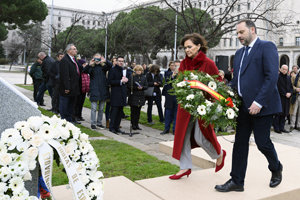 Carmen Calvo y José Luis Ábalos realizaron una ofrenda floral ante el monumento inaugurado. Carmen Calvo y José Luis Ábalos realizaron una ofrenda floral ante el monumento inaugurado.