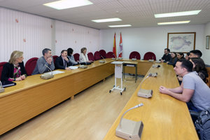 Carlos Aguilar, reunido con algunos de los beneficiarios de estas becas. Carlos Aguilar, reunido con algunos de los beneficiarios de estas becas.