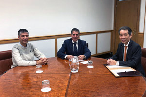 El viceconsejero de Acción Exterior –en el centro–, durante el encuentro con el cónsul de Japón. El viceconsejero de Acción Exterior –en el centro–, durante el encuentro con el cónsul de Japón.