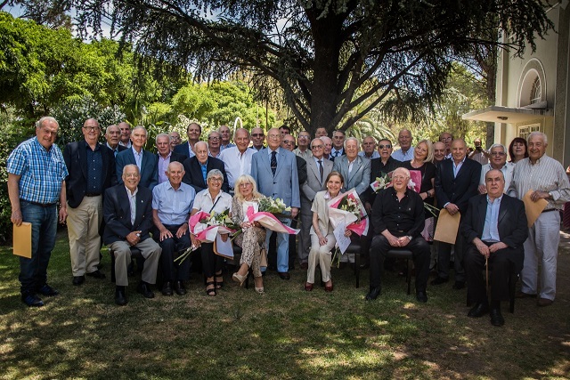 Organizadores, premiados y familiares, durante el acto. Organizadores, premiados y familiares, durante el acto.