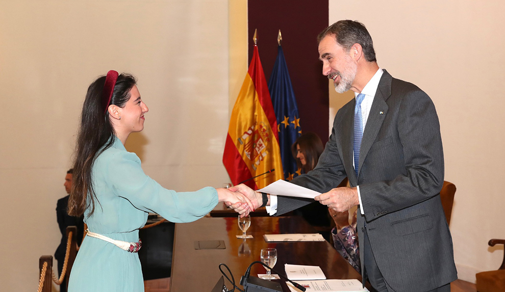 Don Felipe, durante la entrega de uno de los despachos. Don Felipe, durante la entrega de uno de los despachos.