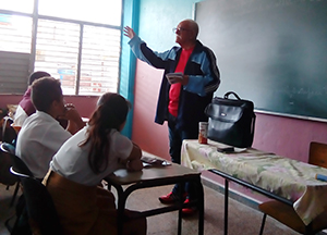 El bardo de la colectividad gallega en Cuba, durante la charla en el colegio de Cayo Hueso. El bardo de la colectividad gallega en Cuba, durante la charla en el colegio de Cayo Hueso.