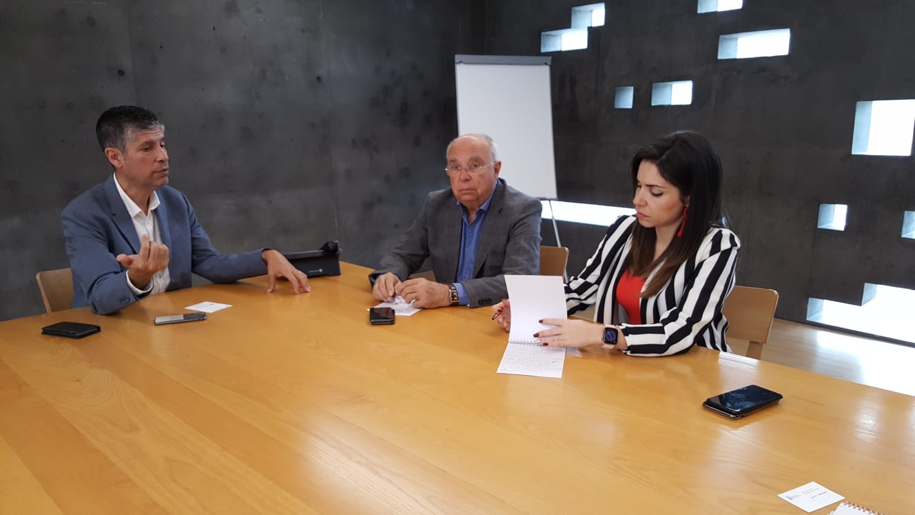 Un momento de la reunión entre los representantes del Gobierno y del Cabildo. Un momento de la reunión entre los representantes del Gobierno y del Cabildo.