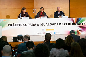 Carmen Pomar, flanqueada por Susana López y Manuel Corredoira, durante la presentación. Carmen Pomar, flanqueada por Susana López y Manuel Corredoira, durante la presentación.