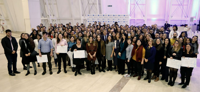 El presidente de la Xunta, la conselleira de Educación y el secretario xeral de Emigración posan con los jóvenes que participan en el programa de becas BEME. El presidente de la Xunta, la conselleira de Educación y el secretario xeral de Emigración posan con los jóvenes que participan en el programa de becas BEME.