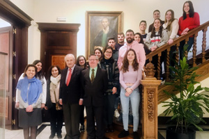 1. Foto de Familia. De EFA Mary Espiñeira, Berta Cobo, María Jesús Limés; de la Xunta, el delegado en Madrid José Ramón Ónega y el coordinador de Actos Ramón Jiménez; con el alumnado de EFA Piñeiral