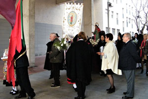 La procesión llegando a la iglesia donde se celebró la misa. La procesión llegando a la iglesia donde se celebró la misa.