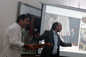 Carlos Núñez, junto al luthier argentino-gallego Esteban Pérez Esquivel. Carlos Núñez, junto al luthier argentino-gallego Esteban Pérez Esquivel.