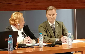 Puri García y Amós García, durante la jornada. Puri García y Amós García, durante la jornada.