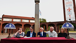 Toni de Seárez y Benito Díez Arce, junto a directivos del Centro, durante el homenaje.