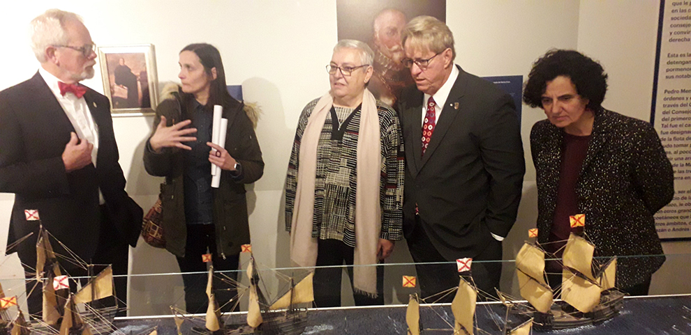 Las diferentes autoridades, durante la visita a la exposición. Las diferentes autoridades, durante la visita a la exposición.