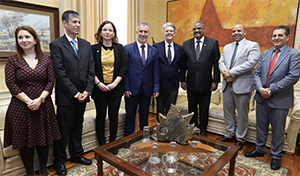 Ángel Víctor Torres y Rubén Remigio, junto con el resto de participantes en el encuentro. Ángel Víctor Torres y Rubén Remigio, junto con el resto de participantes en el encuentro.