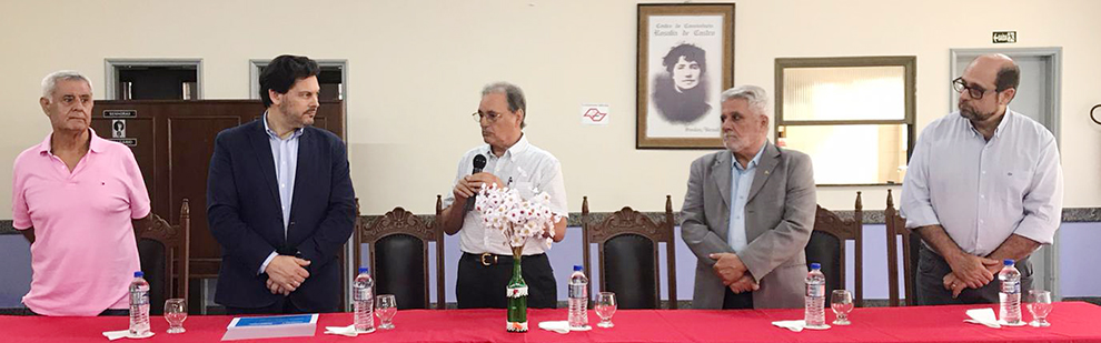 El secretario xeral, durante el encuentro mantenido con la colectividad en la Asociación Rosalía de Castro de Santos. El secretario xeral, durante el encuentro mantenido con la colectividad en la Asociación Rosalía de Castro de Santos.