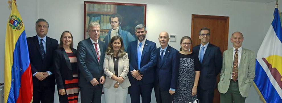 El alcalde del Municipio Urbaneja, Manuel Ferreira González –en el centro–, junto a los embajadores de España, Polonia, Alemania, UE, Italia, Rumanía, Portugal y Países Bajos. El alcalde del Municipio Urbaneja, Manuel Ferreira González –en el centro–, junto a los embajadores de España, Polonia, Alemania, UE, Italia, Rumanía, Portugal y Países Bajos.