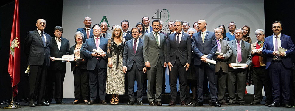 El presidente Juanma Moreno, con los distinguidos en Madrid por el 40º aniversario del 28 de Febrero.