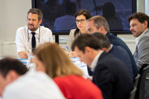 Jaime Olano y Ana Belén Vázquez presiden una reunión del PP, con presencia, entre otros, de Rodríguez Miranda. Jaime Olano y Ana Belén Vázquez presiden una reunión del PP, con presencia, entre otros, de Rodríguez Miranda.