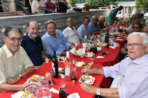 El presidente del Hogar, Ángel Domínguez –a la dcha.–, compartió mesa con autoridades y presidentes de entidades. El presidente del Hogar, Ángel Domínguez –a la dcha.–, compartió mesa con autoridades y presidentes de entidades.