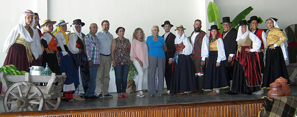 Los integrantes de la Agrupación Folclórica ‘Tanausú’ posan con el cónsul general y su comitiva. Los integrantes de la Agrupación Folclórica ‘Tanausú’ posan con el cónsul general y su comitiva.