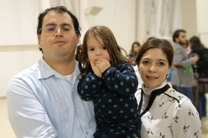 Juan Manuel Hervés, junto a su mujer y a su hija. Juan Manuel Hervés, junto a su mujer y a su hija.