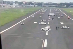 Coches de trabajadores municipales impiden el aterrizaje del avión de Iberia en el aeropuerto de Guayaquil. Coches de trabajadores municipales impiden el aterrizaje del avión de Iberia en el aeropuerto de Guayaquil.