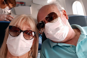 Beatriz Carballo y su esposo Ángel, dos de los componentes del ‘Viaje del Retorno’, durante el vuelo de regreso. Beatriz Carballo y su esposo Ángel, dos de los componentes del ‘Viaje del Retorno’, durante el vuelo de regreso.