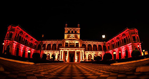 Vista del Palacio de Gobierno de Paraguay iluminado con los colores de la bandera de España. Vista del Palacio de Gobierno de Paraguay iluminado con los colores de la bandera de España.
