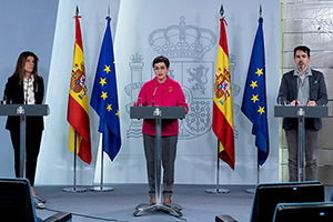 González Laya, acompañada de Ángeles Moreno y Juan Duarte, durante su comparecencia en La Moncloa.