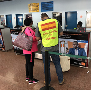 El personal de la Embajada de Camerún atendiendo a los pasajeros de regreso.