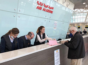 Uno de los españoles sacando la tarjeta de embarque en el vuelo desde Argel.