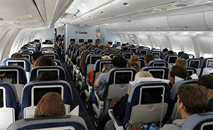 Españoles que estaban en Myanmar y Laos, en el avión de regreso a España.