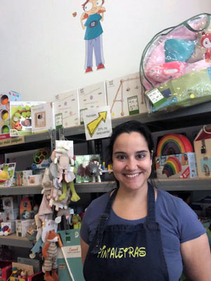 Jeanette Valiñas, en su juguetería-librería, en A Estrada.