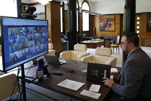 Oviedo. 29-3-2020. El presidente del Principado de Asturias, Adrián Barbón, ofrece una rueda de prensa telemática para informar sobre la situación provocada por la crisis del coronavirus.
Foto: Armando Álvarez