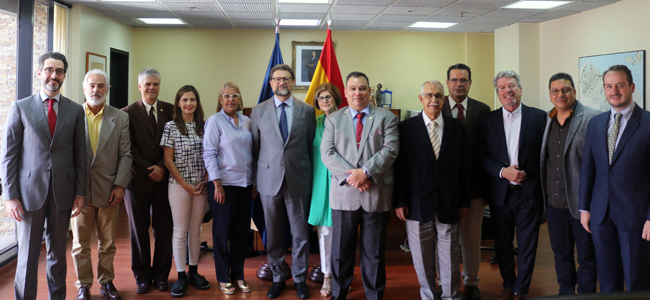 El cónsul general y sus cónsules adjuntos, los cónsules y vicecónsules honorarios, el consejero de Trabajo Migraciones y Seguridad Social, y la jefa de Gestión de la CTMISS, tras la reunión en el Consulado General de España en Caracas.