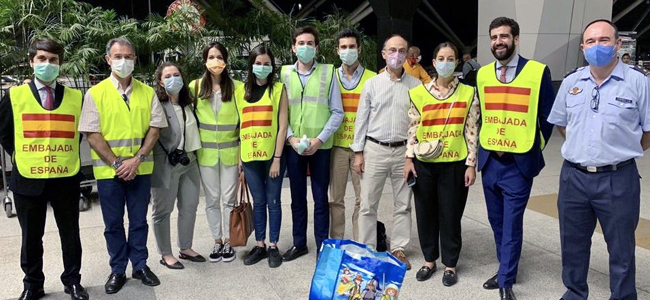 El equipo de la Embajada de España que asistió a los turistas españoles que emprendieron el vuelo de regreso a su país.