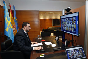 Oviedo. 12-4-2020. El presidente del Principado de Asturias, Adrián Barbón, participa por videoconferencia en la reunión que mantiene el presidente del Gobierno de España, Pedro Sánchez, con los presidentes autonómicos para abordar la crisis del coronavirus.
Foto: Armando Álvarez.
