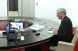 Francisco Conde, durante la videoconferencia con la compañía dezana Arlit.