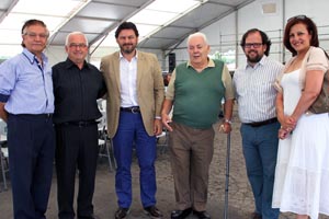 Ovidio Cadenas, presidente de ‘Xuntanza’ de Alcobendas –2º por la izda.–, y otros directivos de la entidad junto al secretario xeral de Emigración, Antonio Rodríguez Miranda, en una visita al centro.