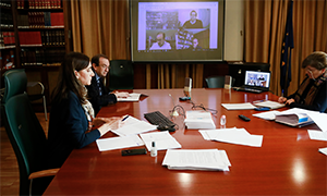 La conselleira y las universidades decidieron implatantar las clases virtuales hasta final de curso.