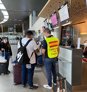 Un momento de la organización del vuelo desde Colombia.