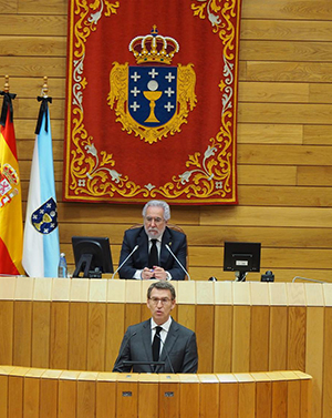 Núñez Feijóo y Miguel Santalices, en el Parlamento.
