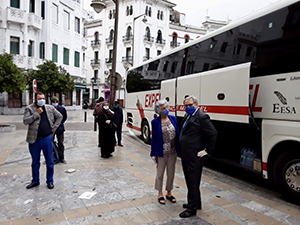 Algunos de los viajeros a su salida de Tetuán.