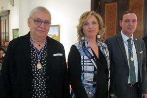 Pilar Falcón ingresó el pasado año en la Academia Xacebea, a cuyo acto solemne llegó acompañada por sus padrinos, Josefa Sanz y Marcelino Agís.