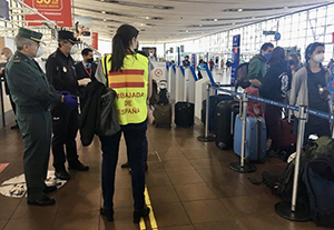 Un momento del embarque de los españoles que regresan desde Chile.