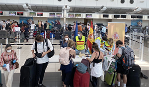 Personal de la Embajada de España en Costa Rica organiza el embarque en el avión de regreso.