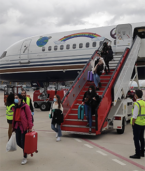 Los españoles descienden del avión en el aeropuerto de Madrid.