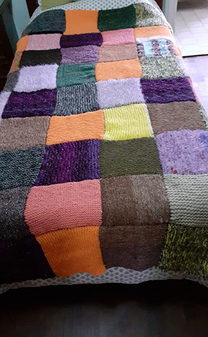 Una de las colchas solidarias hechas por las damas para las familias carenciadas.