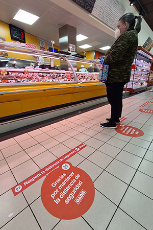 La distancia de seguridad debe ser una prioridad a la hora de las compras.